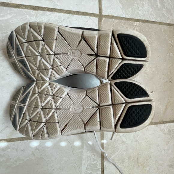 Nike “Free Run” black and white women’s size 8 running shoe. - Picture 8 of 11